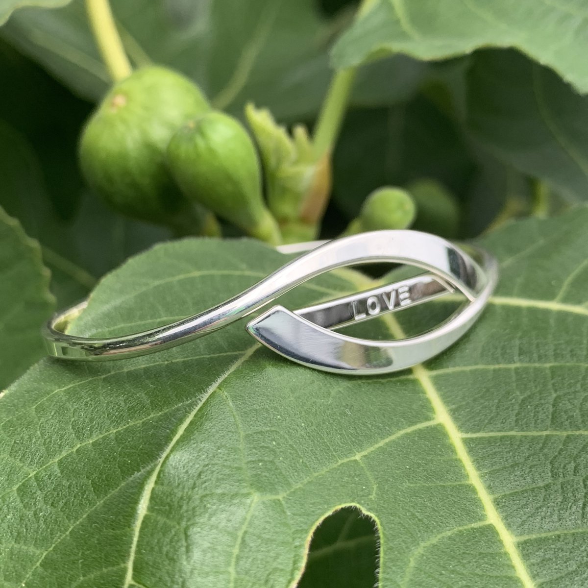 mybeachtreasure's tweet photo. Share your message of 💜 LOVE 💜 with the world! See our entire collection of E.L. Designs at Beach Treasures in Duck...found exclusively on the Town of Duck Boardwalk | #designerjewelry #eldesigns #edlevin #bracelets #shopsmall #shoplocal #ducknc #doducknc #obx #LOVE https://t.co/pU1RIVQ72R