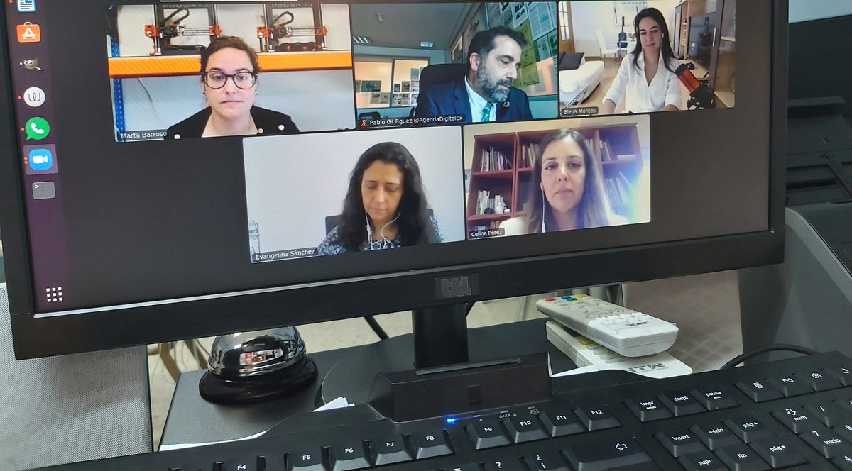 Muy interesante e inspiradora la tertulia digital #enclaveM con mujeres emprendedoras en materia tecnológica. El #AvanceDigital es una realidad imparable! Y Extremadura tiene que estar ahí 👏 Bravo <a href="/up_aupex/">AUPEX</a> pic.x.com/i66YSJxx2j