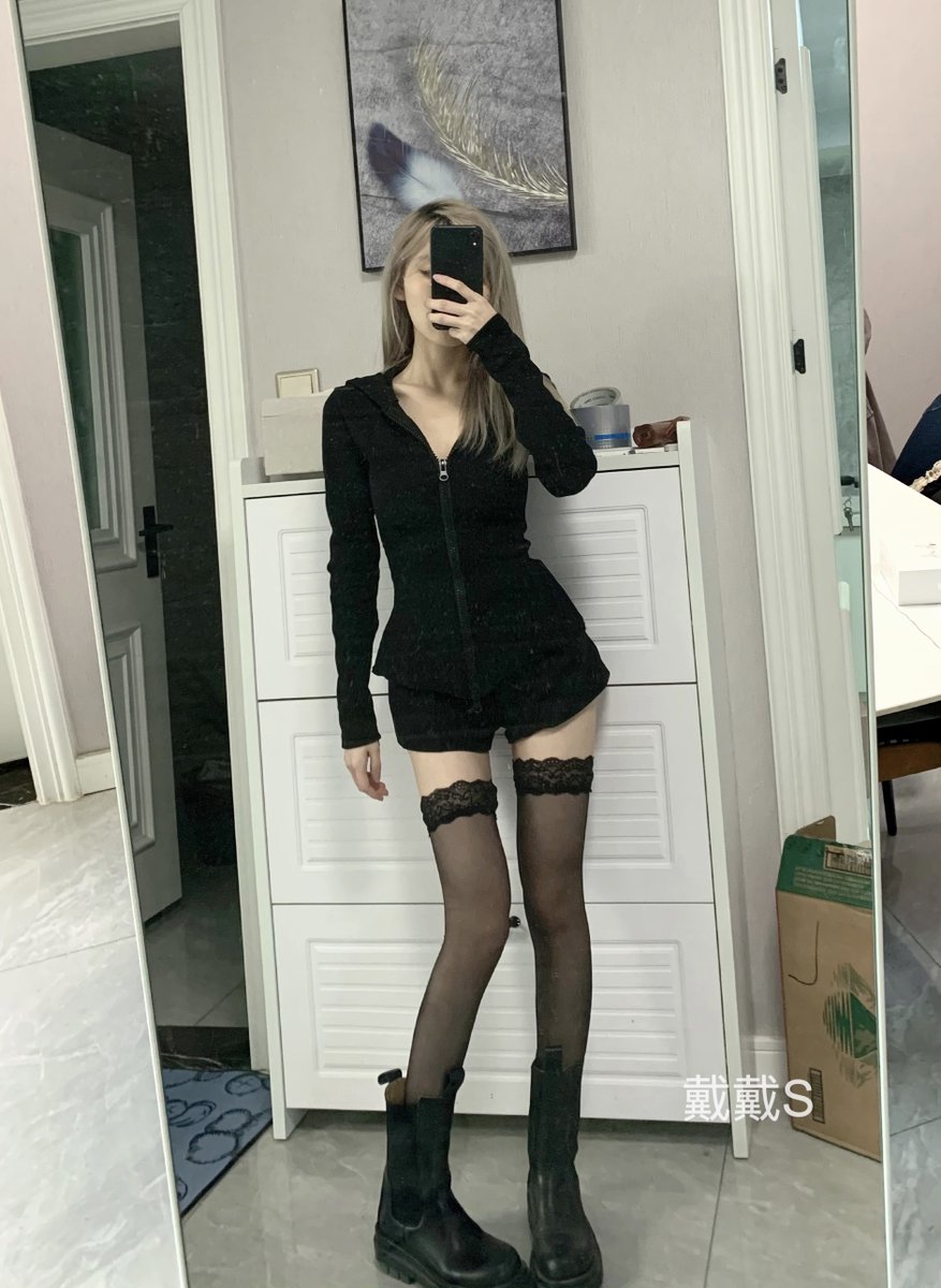 狗子们喜欢舔哪种风格呢？

#美脚 #恋足 #女s #女王 #丝袜 #足控福利 #fetish #足裏 https://t.co/OLIqW1vBlr