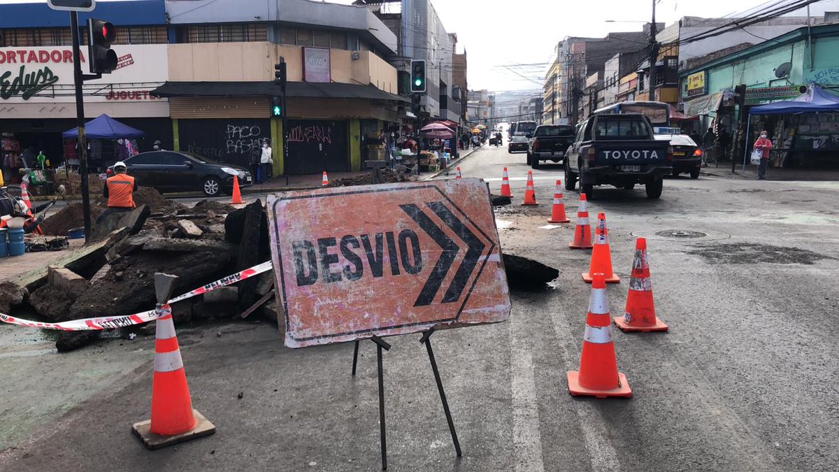 Aguas_Antof's tweet photo. Informamos a la comunidad que debido a trabajos de emergencia en el sector centro de Antofagasta existe cierre de pista sur por calle Maipú al llegar a Ossa, dejando sólo dos pistas habilitadas para el tránsito vehicular 🚧 🚙 🛻
#Antofagasta #ObrasCentro #CorteNoProgramado https://t.co/M5sn7x1Odh