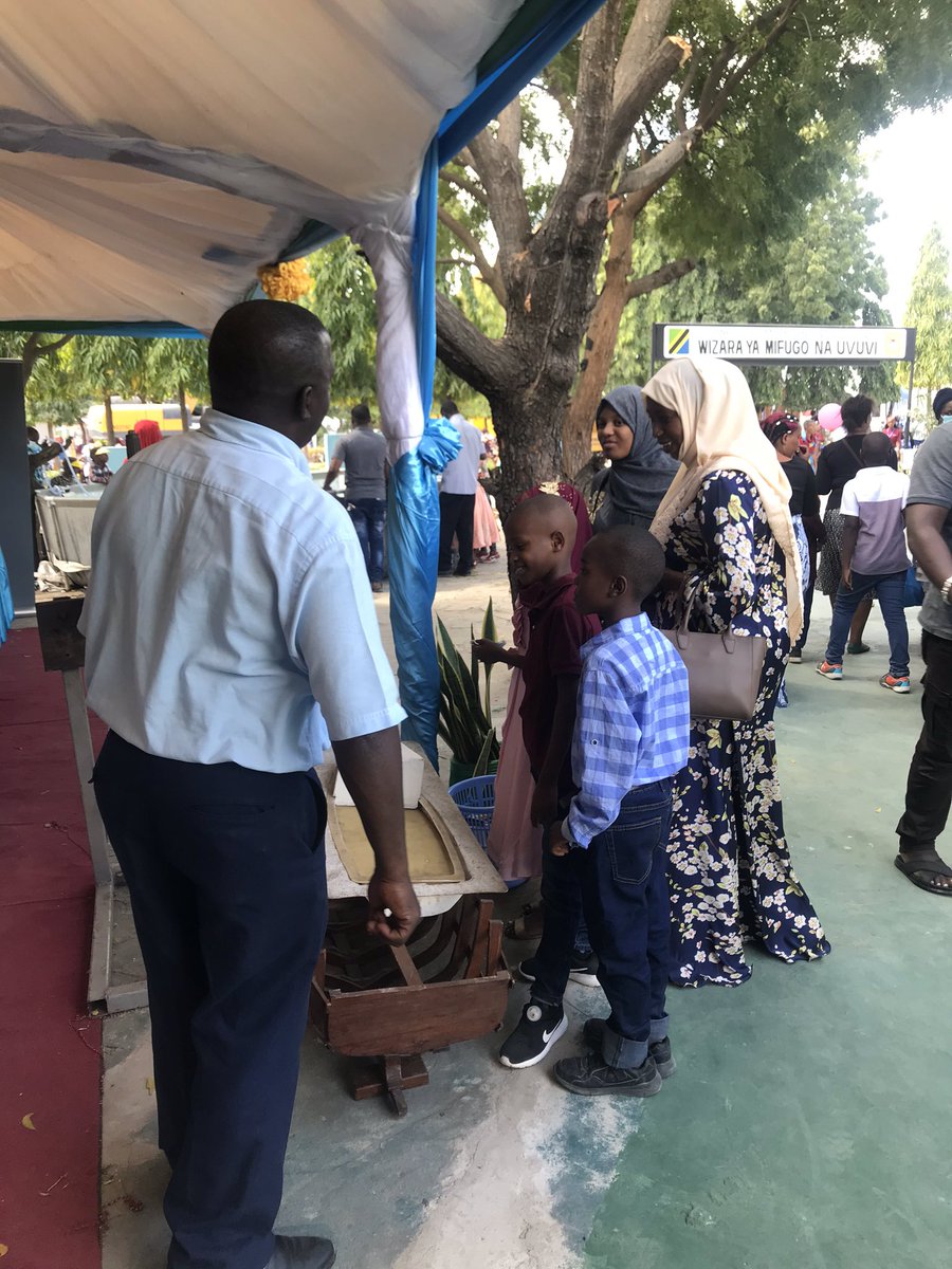 Mtaalamu wa kuunda boti Mr. Sanga akielekeza jinsi ya kuubda boti baadhi ya watu waliofika kutembelea banda letu lililopo 77.