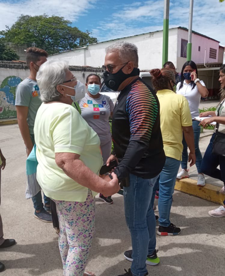 #7Julio 

Nuestro personal de salud da continuidad a la jornada masiva de vacunación contra el COVID-19 en la cancha 12 de Octubre en @LinaresPotenci1 

Seguimos trabajando por la salud de nuestro pueblo 

<a href="/NicolasMaduro/">Nicolás Maduro</a> 
<a href="/R_MarcoTorres/">Rodolfo Marco Torres</a>