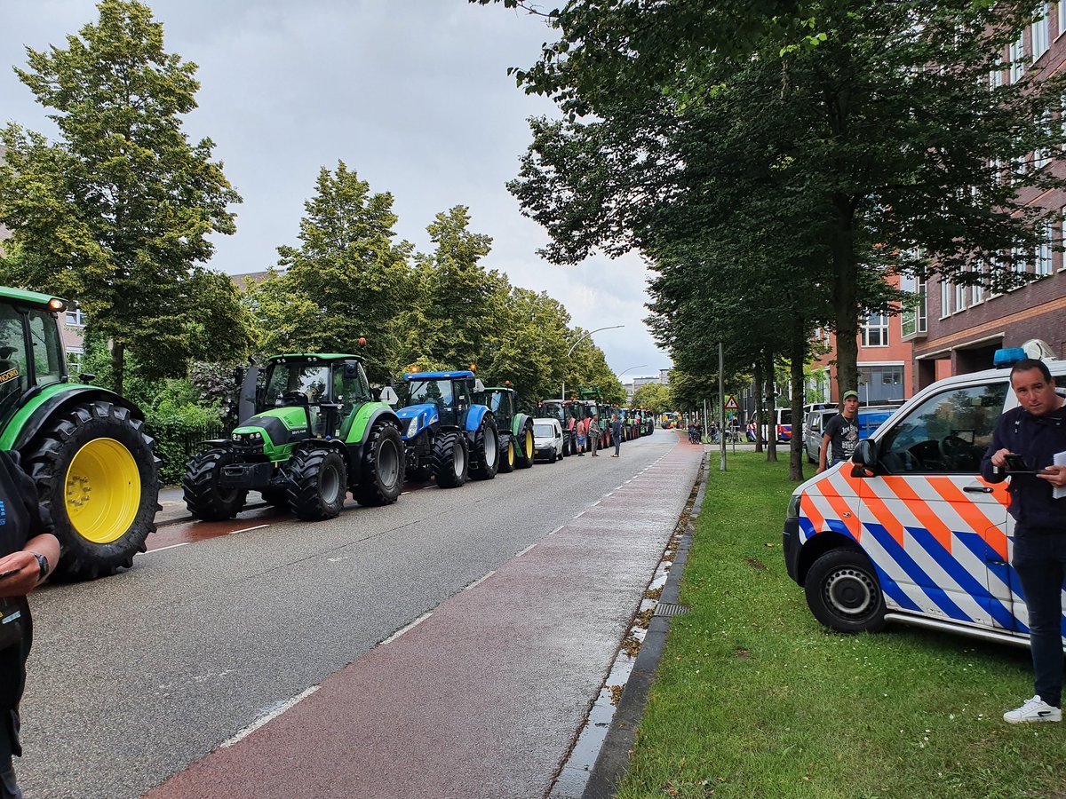 Na een kleine dwaaltocht door de stad heeft toch een flinke groep trekkers het politiebureau in Zwolle bereikt. Hier wordt aangifte gedaan tegen een distributiecentrum van <a href="/JumboSupermarkt/">Jumbo Supermarkten</a> omdat deze geen NB-vergunning zou hebben #boerenprotesten