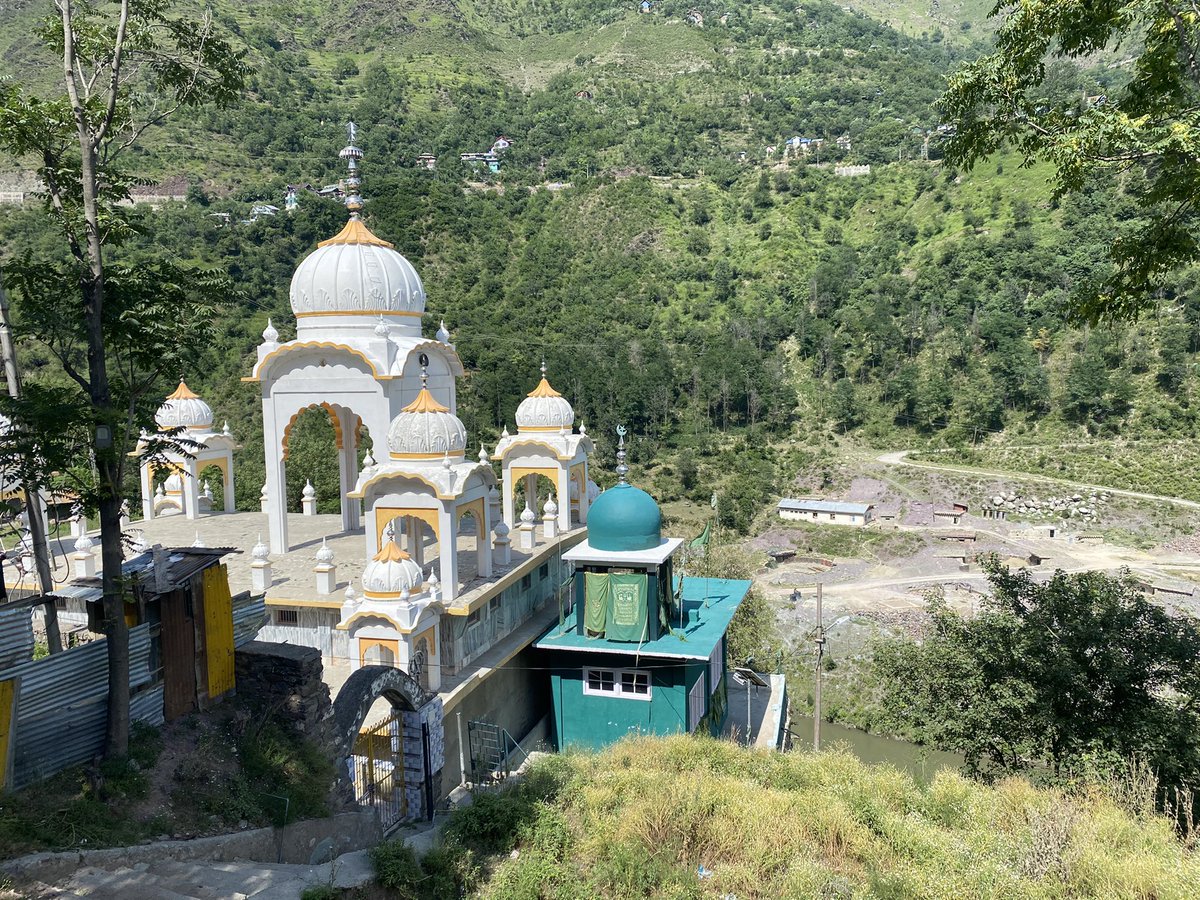 komaljbs's tweet image. This pic reflects the syncretic culture of Kashmir which existed since time immemorial. The Gurudwara is devoted to Shri Guru Hargobind sahib Ji, Gurdwara Chhevin Patshahi, Parampila (Uri) Kashmir