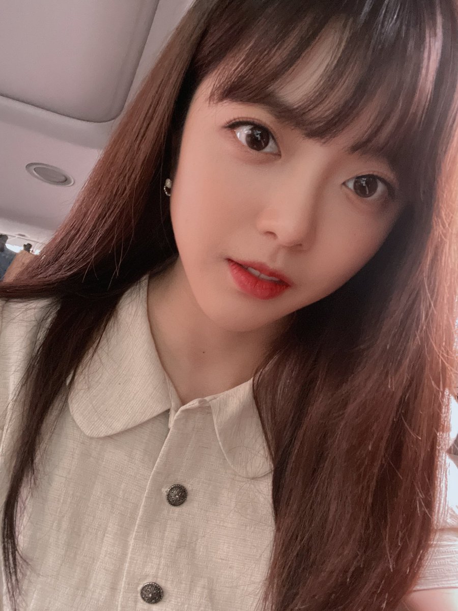 WekiMeki's tweet photo. 사진이 아주 다 그냥 흔들려버렸네...
흔들림의 미학이 다시 시작된 것인가..🙄

#☁️ #지수연 https://t.co/dsP7bIw0fQ