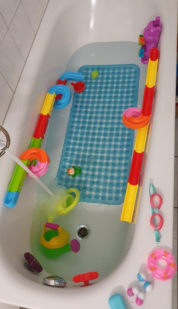 Bruugar's tweet photo. Meine Tochter hat ein Upgrade für die Badewanne bekommen (Die Wasserbahnen an der Seite). Als Kind hätte man mich früher hier tagelang nicht rausgekriegt... heute wahrscheinlich auch nicht. 😲 https://t.co/Tanl1PItgM