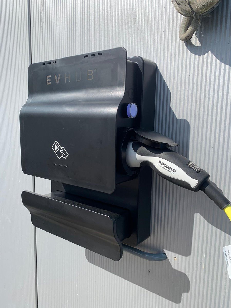 V_tron's tweet photo. 🚙⚡️🌿| V-tron gaat vóór groen. 

V-tron heeft een (22kwh) laadpaal ⚡️voor onze elektrische voertuigen 🚗 🚙 geïnstalleerd. Op deze manier kan V-tron haar voertuigen voorzien van duurzaam opgewekte stroom. 

De laadpaal is publiek toegankelijk. De koffie staat klaar. ☕️ https://t.co/Svf5XErrhd