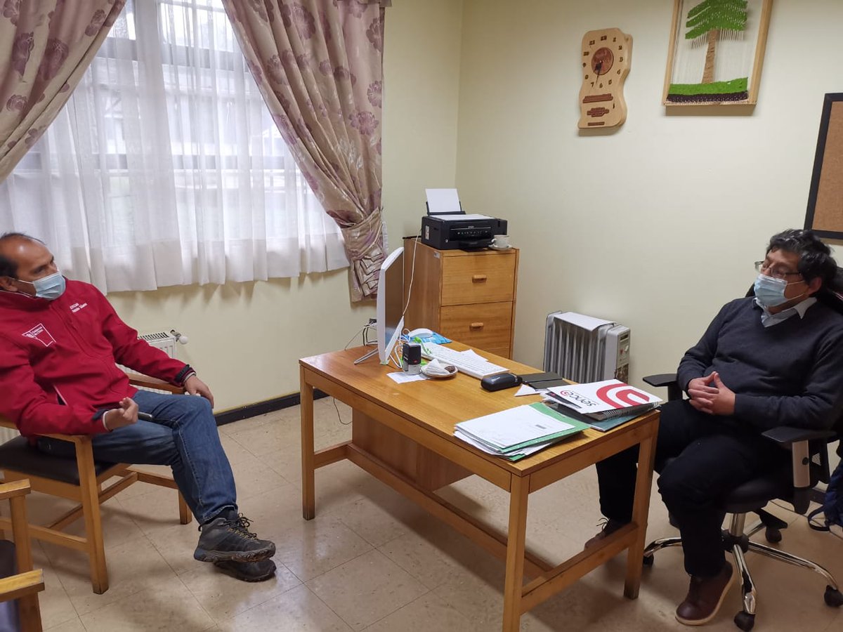 En el complejo educacional La Granja de Cajon, comuna de Vilcún <a href="/PatricioSaenzC/">Patricio Sáenz Cofré</a> seremi <a href="/MintrabAraucani/">Mintrab Araucanía</a> junto a profesionales de <a href="/SenceAraucania/">Sence La Araucanía</a> desarrollan reunión para articular programa aprendices.