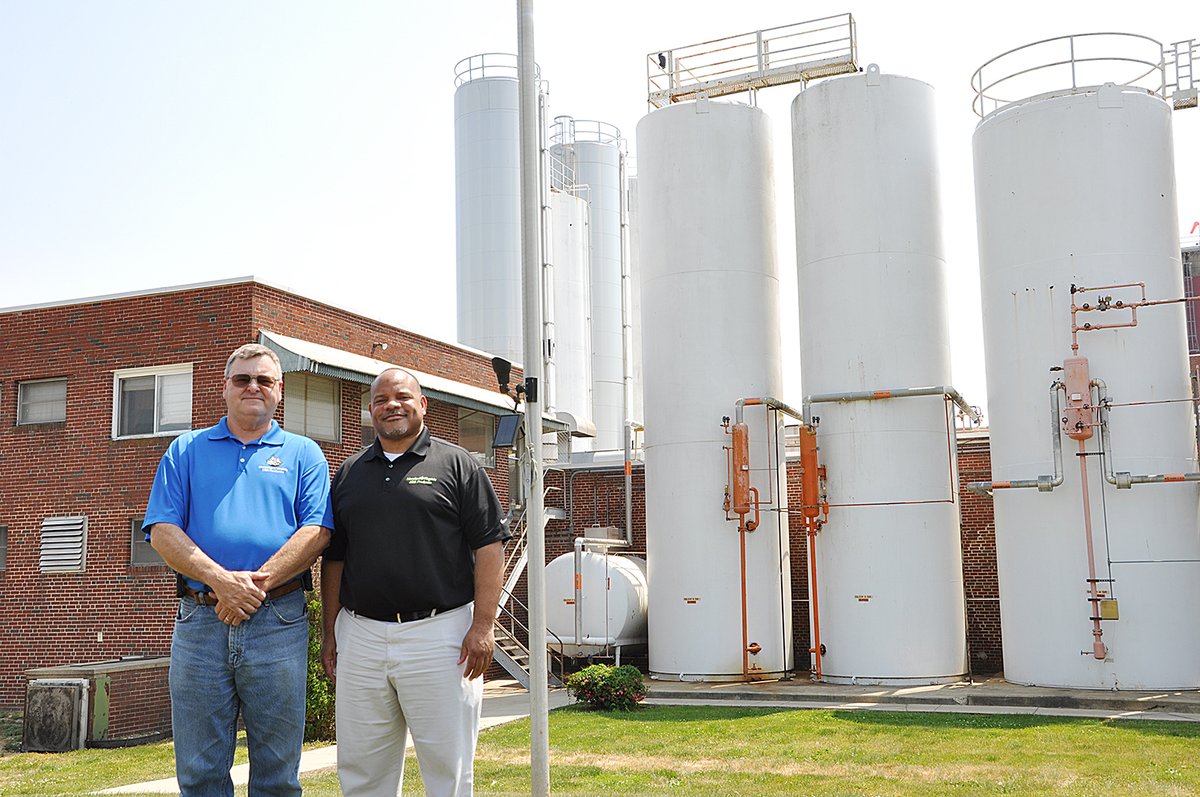 MDVAMilk's tweet photo. We'd like to congratulate David Hedrick on his retirement from our Laurel plant. David retired last week after 45 years of service to MDVA. Taking over the role of plant manager will be LaShon Miller. 

#MDVAFamilyFarms #MDVAFamilyPlants https://t.co/8Mv8k7CMa9
