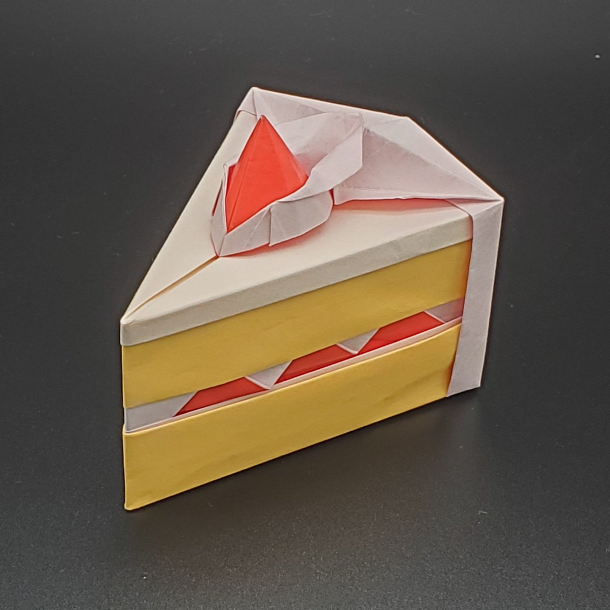 Tatsumi S Mitsuda 折り紙 ショートケーキ Shortcake Designed By Tatsumi 正方形不切4枚複合 From Fore Sheet Of Square Paper 15cm折り紙用紙より 立体のショートケーキです 折り紙4枚のパーツを組み合わせて作りました サンドされた苺や飾りの