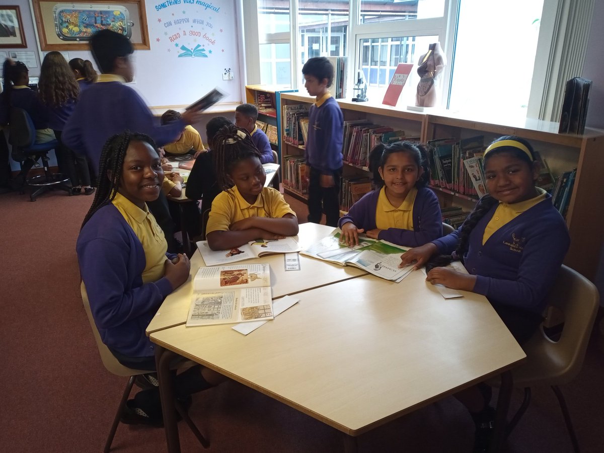 MissTobieLHS's tweet photo. Team Palm loved spending some time in the library this morning. @HeadLHS https://t.co/NzzKkkDEws