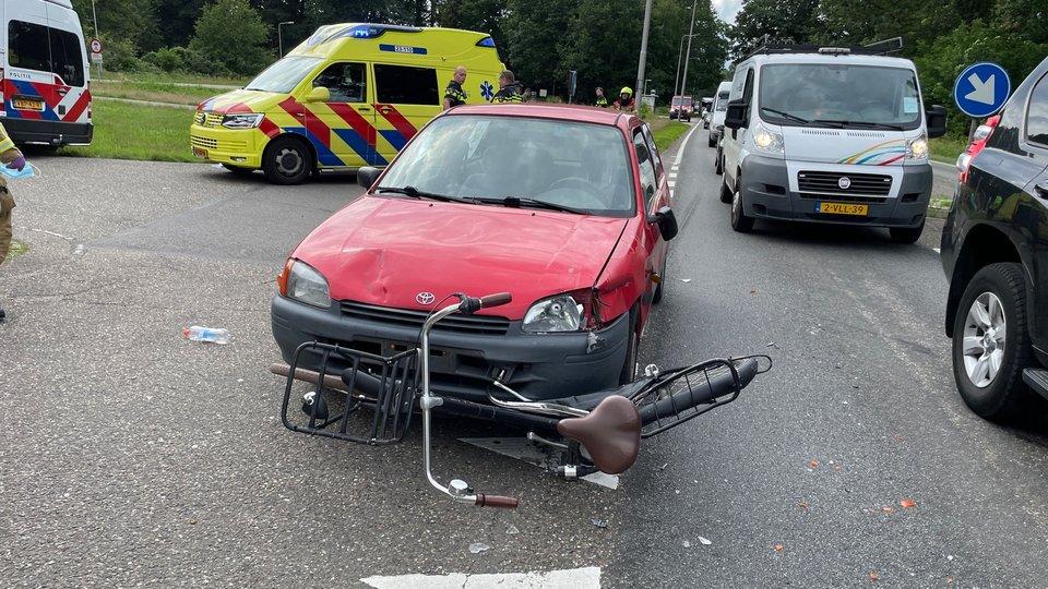 Een fietser is gewond geraakt na een aanrijding met een auto op de N280 bij #Horn