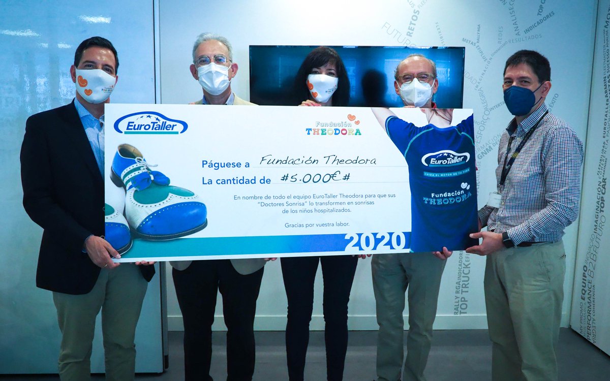 EUROTALLER's tweet photo. 😃😃@EUROTALLER entrega un cheque de 5.000 euros a la @FTheodora como muestra del compromiso de su equipo de #corredoressolidarios en 2020👏👏👏🏃‍♀️🏃‍♂️
➡️https://t.co/c9TGHkw4PQ
#kmsxsonrisas #RunningSolidario #runners #runnerssolidarios #DoctoresSonrisa #ningunniñosinsonrisa https://t.co/6qCymTprCQ