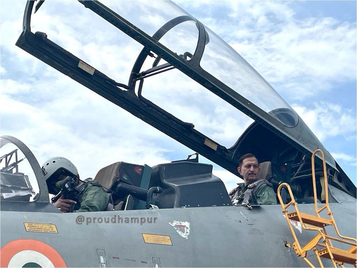 On his Balidan Diwas his then CO & now #ArmyCdrNC #LtGenYKJoshi overflew “BatraTop” in a Su-30 MKI epitomising the enduring relation between a CO & his officer. He paid homage to his fallen comrade from the sky, an apt recognition of IAF's contribution to ground ops in #OpVIJAY.