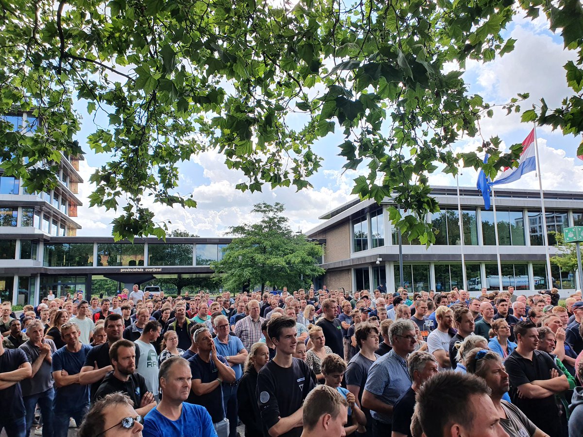 Luid applaus voor FDF vicevoorzitter Jos Ubels, die de menigte van honderden boeren in Zwolle toespreekt. "Wat MOB doet tegen boeren, gaan wij doen tegen anderen. Stopt er 1 boerenbedrijf in Nederland, dan stopt er ook een ander bedrijf. Oog om oog, tand im tand."