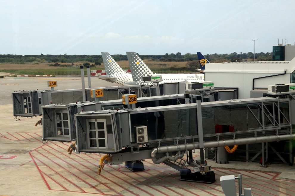 Diari_Public's tweet photo. Més de 300 organitzacions socials fan front comú contra l'ampliació de l'aeroport del Prat. Firmen un comunicat conjunt @DEPANA @uniopagesos @ecologistes @CNJCat o @ObservaDESC, entre d'altres

https://t.co/j2XtwLOjuU https://t.co/rh6FHFKJZL