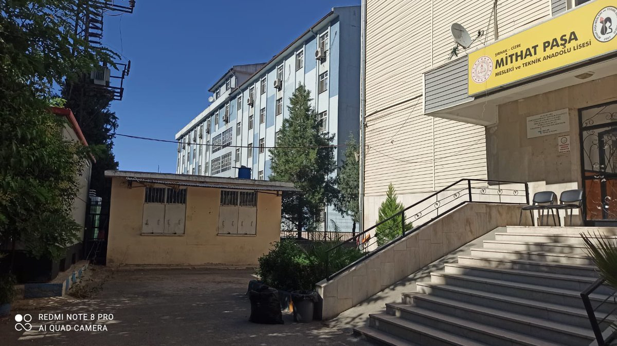 Genelge mevcut trafoların acilen kaldırılması talimatını verirken. Haberin içeriğine göre DEDAŞ yetkilileri ,<a href="/SIRNAKMEM73/">Şırnak İl Millî Eğitim Müdürlüğü</a>  ile uzlaşıp gerekli izinlerin alındığını daha sonra yeni trafoların kurulduğunu belirtmiş.
<a href="/SIRNAKMEM73/">Şırnak İl Millî Eğitim Müdürlüğü</a> genelgeye rağmen bu izni verdi mi?
<a href="/tcmeb/">Millî Eğitim Bakanlığı</a> <a href="/ziyaselcuk/">Ziya Selçuk</a>