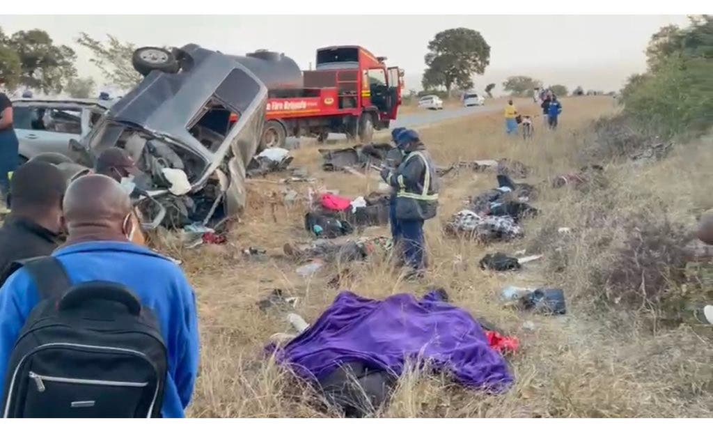 EMachikwa's tweet photo. 20 perished along Masvingo-Zvishavane road when Gravia collided with Toyota Wish. @PoliceZimbabwe should do more to curb overloaded Vehicles @MinistryofTID @econetzimbabwe @ZimEye @maruvaangu @realbuffallo https://t.co/e4S0bGWROJ
