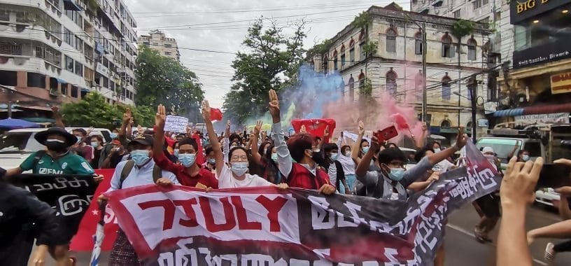 Myanmar_Now_Eng's tweet photo. Youths in Yangon protested against Myanmar's military junta this morning (Jul 7), carrying banners commemorating the events 59 years ago when General Ne Win’s forces violently suppressed student protests. 

Photos: CJ

#WhatsHappeningInMyanmar https://t.co/dA7loxTi7e
