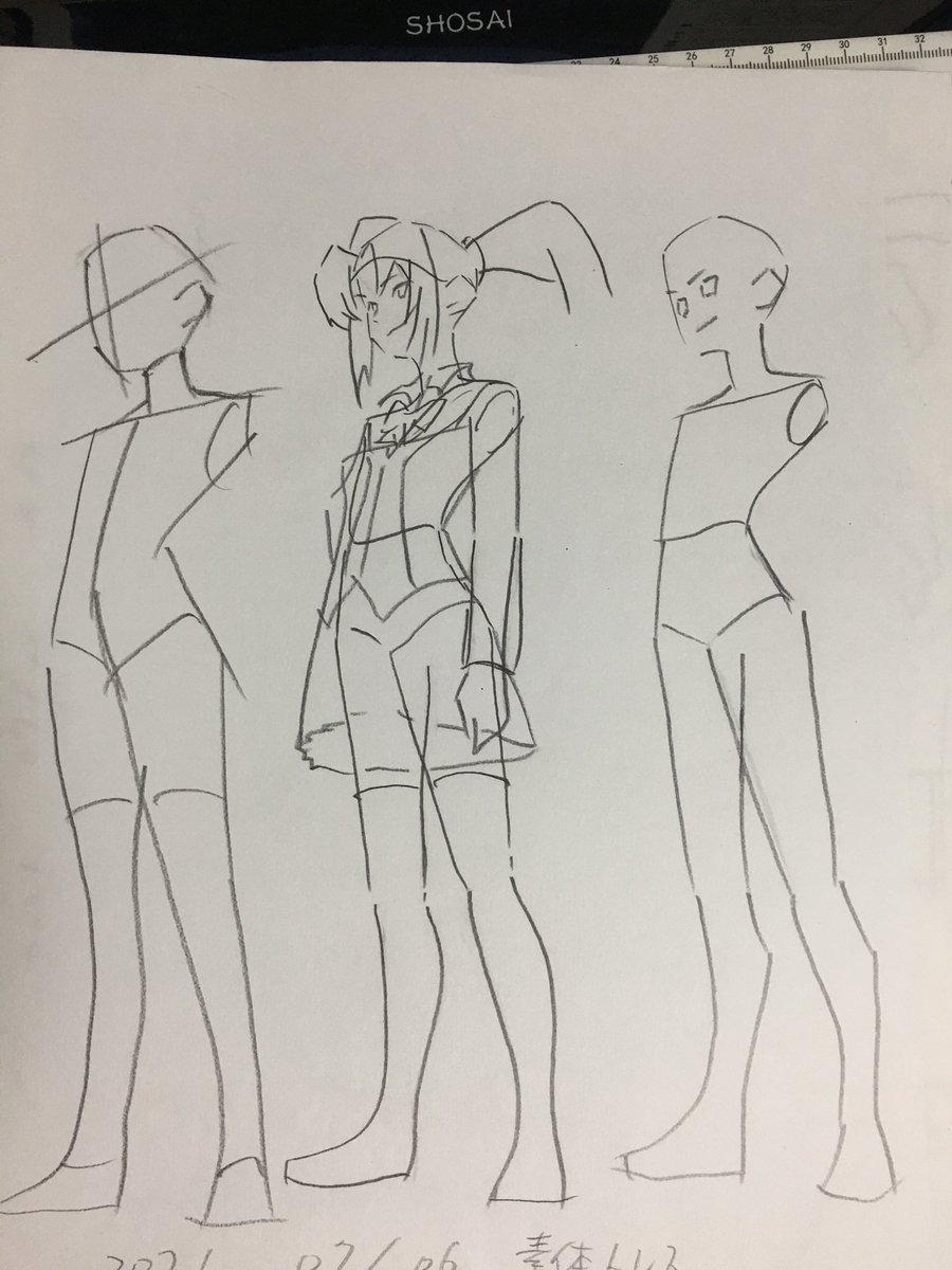 まだ線の強弱や一発乗せはなかなか出来ないが、描き初めの頃よりワンストロークで引ける線が増えた(*'艸`)支配力のある線を手に入れたい。上手い絵のトレスは得るものがデカい。 