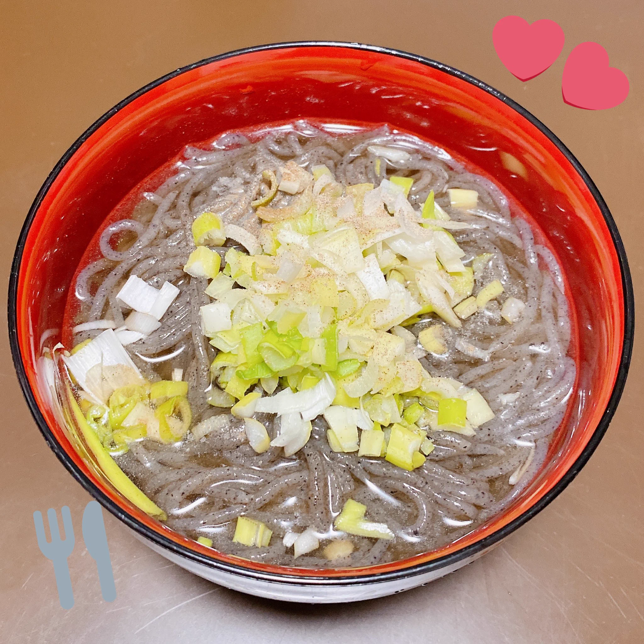 レシピ見かけて早速作ってみました〜！
見た目そばみたいだけど
ダイエット中なので糸こんにゃくで作りました…笑
糸こんにゃく味薄く感じるだろうから、
水３００mlに減らして、麺つゆは２倍濃縮だったので大さじ2に。
めちゃ美味しかったです…！
いつも素敵なレシピありがとうございます💕  