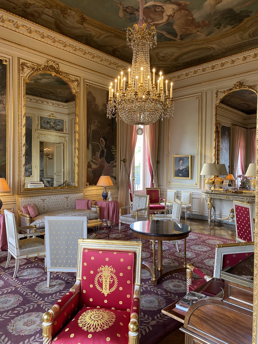 GdeChatellus's tweet photo. Hier nous retrouvions avec joie « en vrai » les courtiers VIBS, accueillis par le GDA Benoît PUGA et Patrick COHEN, DG d’AXA France, à l’Hôtel de Salm qui abrite la Grande Chancellerie de la Légion d’Honneur. L’Excellence et l’Histoire omniprésentes dans ces lieux exceptionnels. https://t.co/tuoLZajYxQ
