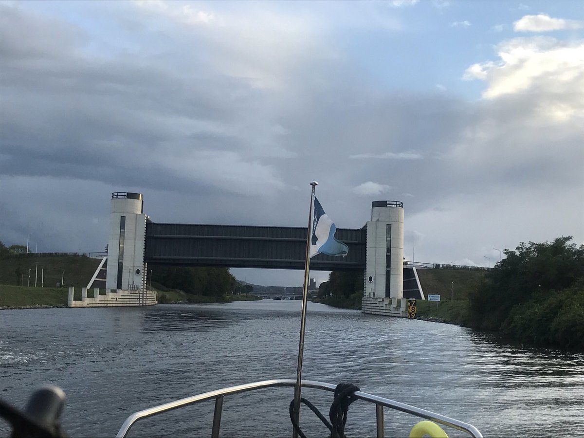 VLW_Joost's tweet photo. Vanmiddag om 15:00 uur is er een proefsluiting van keersluis #Limmel ter plaatse is de scheepvaart maximaal 2 uur gestremd, wij zijn met de #RWS20 ter plaatse, voor meer info: https://t.co/W7DlPGdpNT https://t.co/4G4b91V3zm