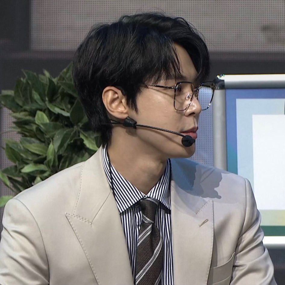 กุสิ้นแล้ว โดยองใส่สูทผูกไทใส่แว่น ceo หนุ่มท่านหนึ่ง