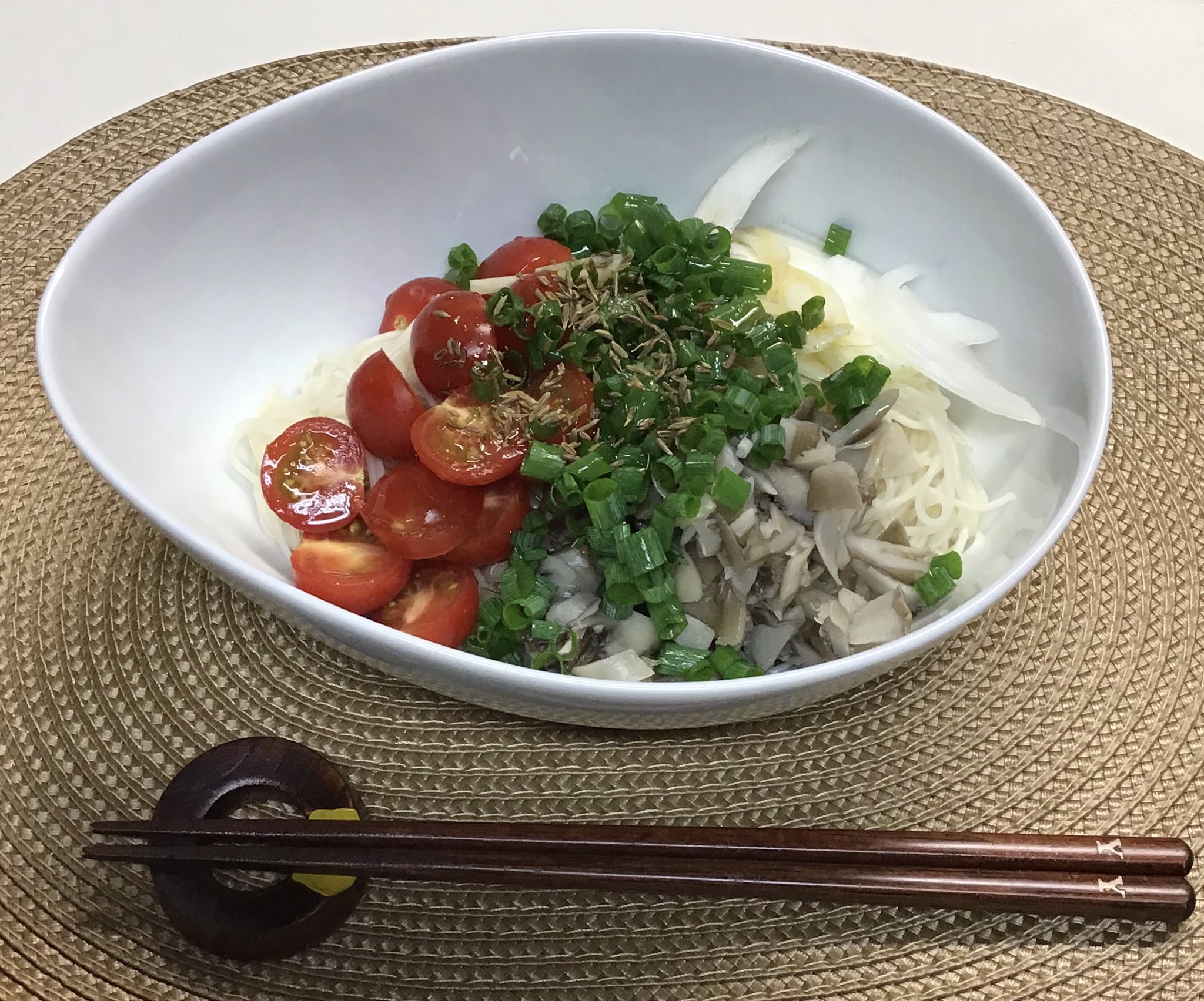 小林ユミヲ にがくてあまいrefrain 2巻のレシピ10 スパイス素麺 に誤字を発見しました P133のレシピのページで 材料の A の塩の分量が 大さじ とだけありますが 正しくは 小さじ1 2 です 大変申し訳ありません Twitter