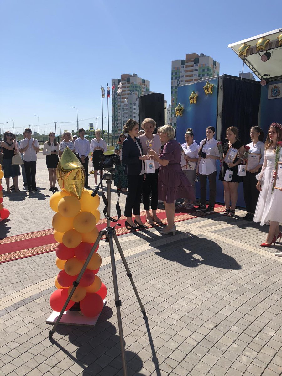 Экзамены позади, аттестаты вручены, пришло время получить заслуженную награду за отличные успехи в учебе.Сегодня, 7 июля прошло торжественное мероприятие-47 выпускников Волжского р-на получили свои ЗОЛОТЫЕ МЕДАЛИ! Поздравила медалистов зам главы м.р.Волжский Н.Ю.Карякина👏