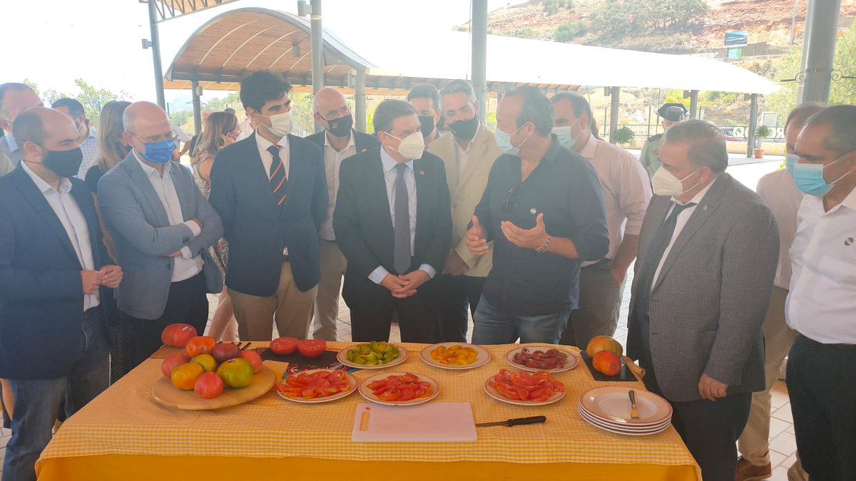 📢El subdelegado del #Gobierno en #Málaga, @TeofiloRuizM, visita junto al ministro de @mapagob, <a href="/LuisPlanas/">Luis Planas Puchades</a>,  la explotación José Álvarez, productora de tomate “Huevo de Toro” del #ValledelGuadalhorce situada en #Coín y el mercado Mercado Agroalimentario de este municipio.