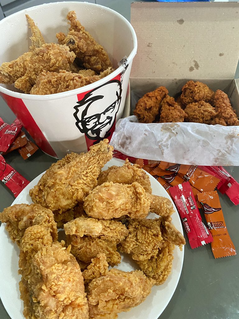 gingubnorn's tweet photo. ฉลองควันหลง #วันไก่ทอด หน่อย อยากกินไก่มาก สายไก่ทอด Lover คือห้ามพลาด จัดเต็มตั้งแต่ต้นเดือนชุดไก่ใจใหญ่ เน้นๆ 12 ชิ้น ฟรีวิงซ์แซ่บอีก 10🌶 แค่ 468 บาท คุ้มมากเว่อร์ สั่งผ่าน App ง่ายไปกดกันเลย https://t.co/MgvlyPicHf