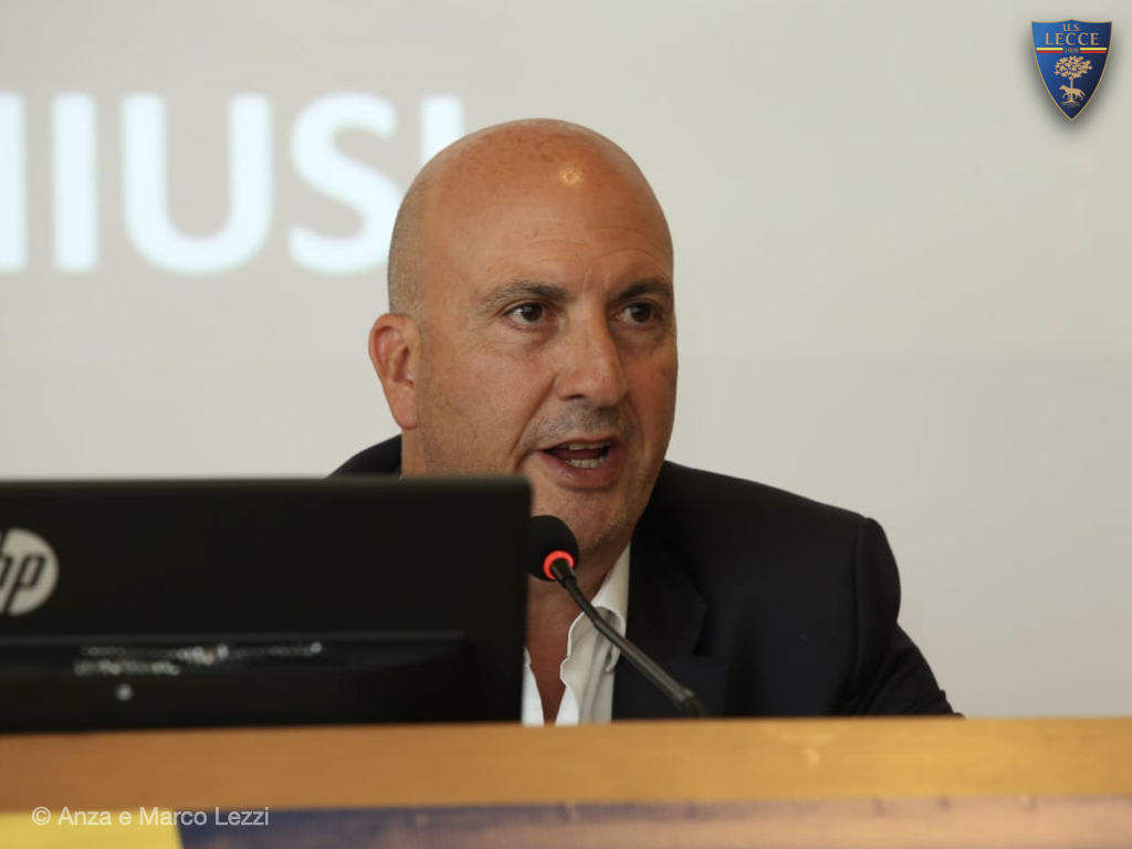 OfficialUSLecce's tweet photo. Questa mattina si è svolta la conferenza stampa di presentazione delle maglie da gioco, ideate e prodotte da M908, per la stagione sportiva 2021/22 e la presentazione di una serie di iniziative dedicate ai tifosi #USLecceProgram https://t.co/kvEiOMeKVJ https://t.co/4OpPSzlIPM