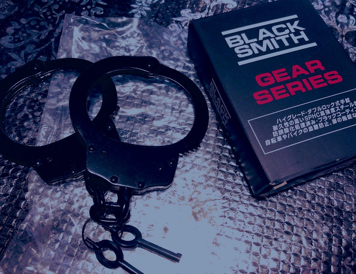 メンヘラ夫婦 على تويتر 玩具しか持ってなかったから 本物の手錠買った 鍵ないと開かないしめっちゃ頑丈だしちゃんと重たい