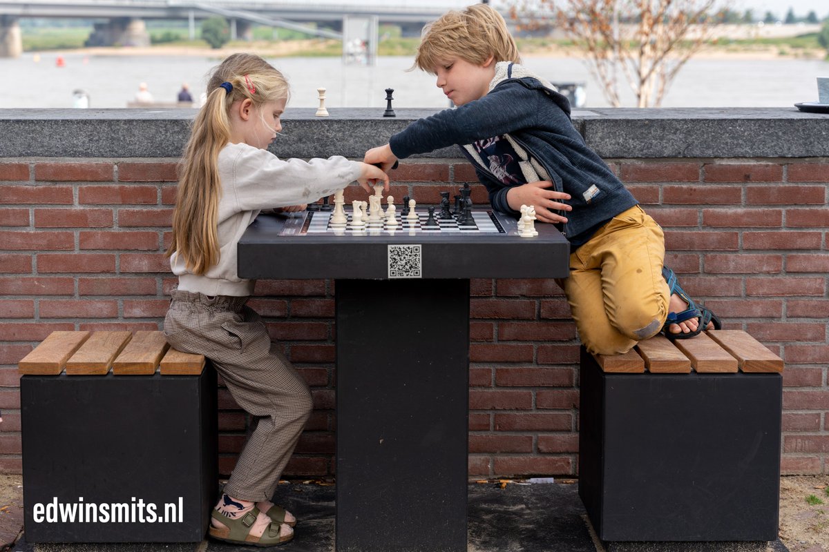 stee_julian's tweet photo. Dit is toch fantastisch! Nijmegen schaakt door! Wat een mooi project.  @gem_Nijmegen @Esselbrugge 
https://t.co/NxtjpYX0cw

#UrbanchessNijmegen #samenvoorgezondheid #mentaalfit #sportzitinalles https://t.co/E5MRfNT0CD