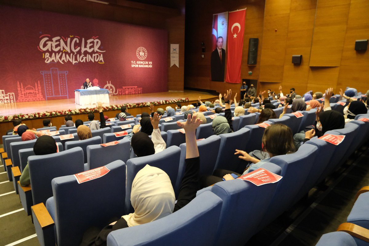 eminogluenes's tweet photo. Bugün konumumuz Ankara📍

#EnderunOkulu projesi ve #HadislerleSessizVlog yarışmamızda dereceye giren gençlerimize Gençlik ve Spor Bakanımız Sn. Mehmet @kasapoglu'nun da katılımıyla ödüllerini takdim ettik. 🏅🏆

Gençlerimiz bizleri her alanda gururlandırmaya devam ediyor. 👏👏 https://t.co/DpQ1YyPagH