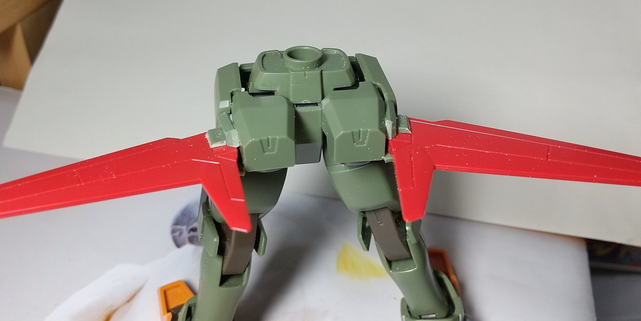 Twitter 上的 セイラマスオの気まぐれ模型製作記 飛行能力を増強するため腰に翼を追加 後々の加工のことを考えて 接着せずに差し込めるようにランナープラ板でテンションをかけるようにして設置 翼自体はセイバーガンダムの安い方 500円 から長さを短縮して拝借