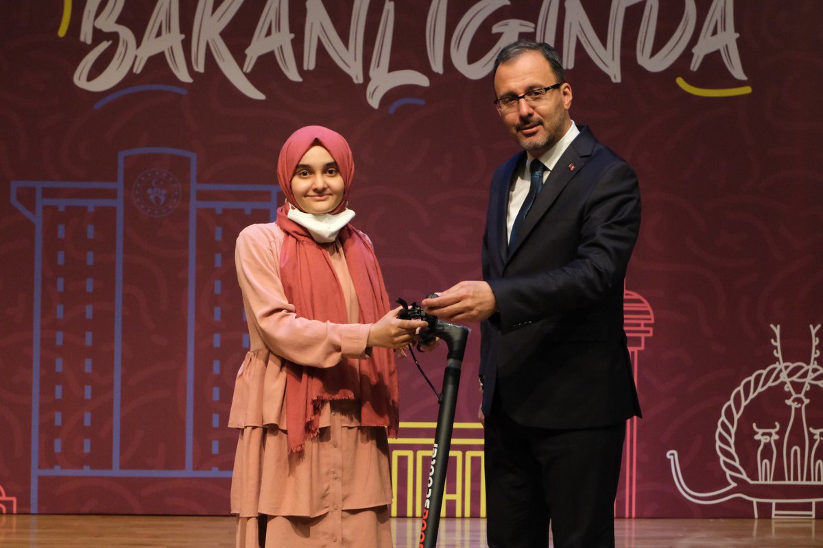 eminogluenes's tweet photo. Sayın Bakanımıza ev sahipliğinden dolayı teşekkür ediyor, ayrıca yarışmalara katılan ve dereceye giren tüm kardeşlerimi tebrik ediyorum.👏 https://t.co/tTdAZtq3mU