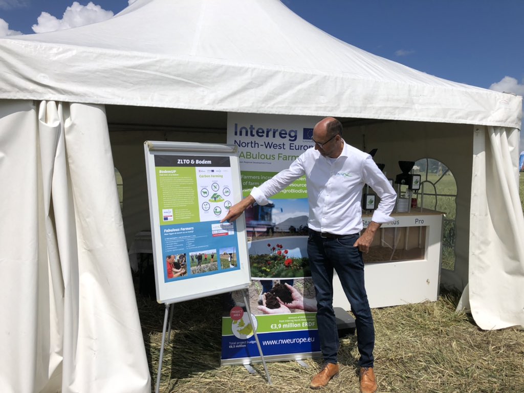 Mooi weer en veel belangstelling op ‘Open Dag Rusthoeve’! Vanuit #fabulousfarmers / @zlto toelichting over Robuust Teeltsysteem: ‘bodem, beestjes en weerinfo’! Tevens info <a href="/carbonfarming/">Carbon Farming</a> en <a href="/BodemUp/">BodemUp</a>. @CZAVvoorboeren <a href="/AgroExact/">AgroExact</a> <a href="/Proefboerderij/">Rusthoeve</a> (Rusthoeve).