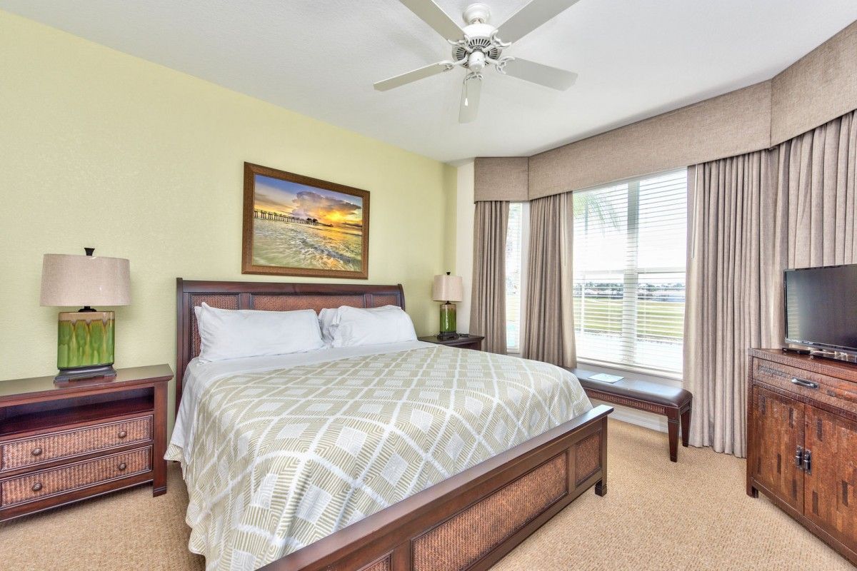 NaplesVacation's tweet photo. This 2-bedroom, 2-bathroom condo sleeps 6 and is located in the Greenlinks Community which is highlighted by the community pool and hot tub. This resort-style pool is perfect for a nice cooldown or to lounge out and get some tan lines! https://t.co/RwIFhhKMtv https://t.co/619MZJIjzP