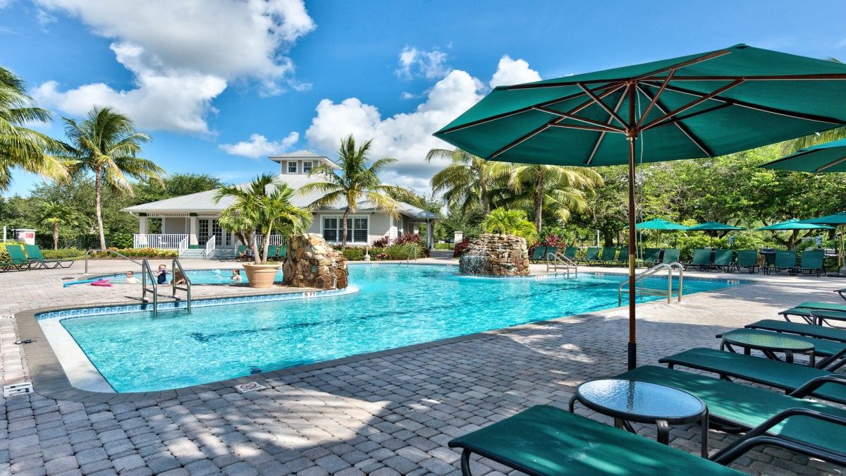NaplesVacation's tweet photo. This 2-bedroom, 2-bathroom condo sleeps 6 and is located in the Greenlinks Community which is highlighted by the community pool and hot tub. This resort-style pool is perfect for a nice cooldown or to lounge out and get some tan lines! https://t.co/RwIFhhKMtv https://t.co/619MZJIjzP