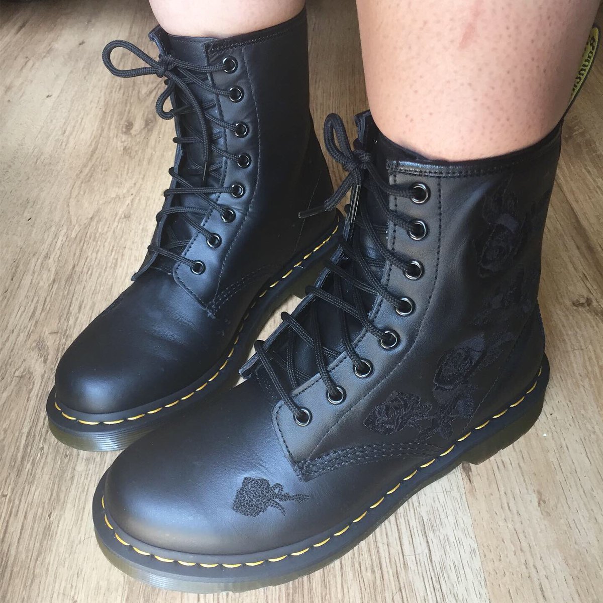 Powderpuff_Room's tweet photo. So excited with my new @drmartens boots from my visit to the Doc Shop yesterday! 😍✨
#blogger #drmartensfactoryshop #drmartensfactory #thedocshop #drmartens #drmartensboots #boots #drmartenstyle #altfashion #alternativegirl #drmartennorthampton #northamptonshoes #northampton https://t.co/iuXoSNppk0
