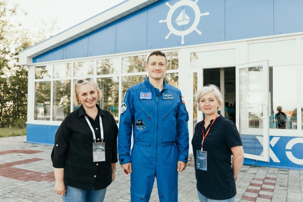 Ежегодно во Всероссийском детском центре #Океан в рамках тематической смены #МорскойСтарт более 100 школьников со всей России проходят обучение в профильных лабораториях: roscosmos.ru/31794/

👨‍🚀 Приглашенным гостем на смене стал космонавт Сергей <a href="/KudSverchkov/">Sergey Kud-Sverchkov</a>