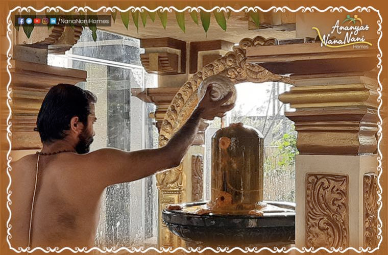 NanananiHomes's tweet photo. Pradosham celebrations at #NanaNaniHomes community temple.

To know more about our #NanaNaniLifestyle, Contact, https://t.co/yNsWhDuWyK (or) Call us at +91-9043740000.

#Abhishegam, #Pradosham #temple #hinduism, #lordshiva, #Lordshivatemple, #Seniorcitizen #seniorcitizenlifestyle https://t.co/1rMQHsVn9e