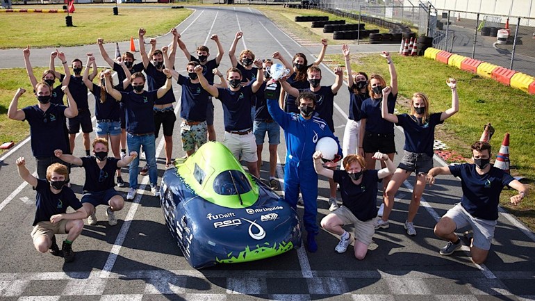Een team van studenten heeft met een waterstofauto een wereldrecord gevestigd door 1.200 kilometer af te leggen met slechts 450 gram brandstof. 

De Eco-Runner heeft 36 uur lang rondjes gereden op een wielerbaan in Helmond. 

Meer over het project ⤵️

ecorunner.nl