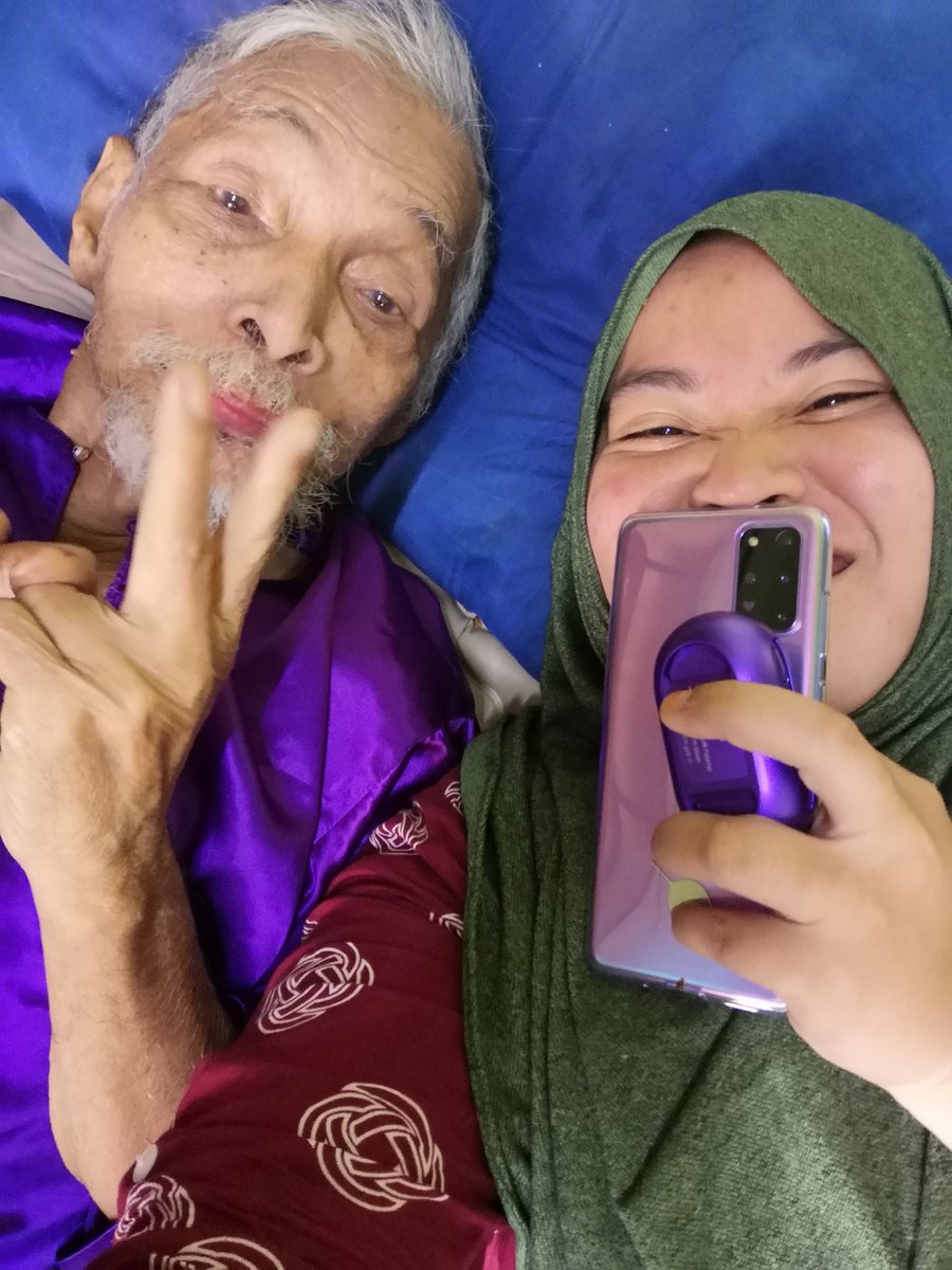 aliahempire's tweet photo. Dia ni la yg trgoda masa launcing s20+ army edition 💜 dgn abah bru kluar hospital..gigih order online 😜 terima kasih abah.. belanja full set..siap dgn ear bud lgi utk adik 😘 semoga abah dipnjngkn umur dan dimurahkn rezeki dunia akhirat aminnn 🙏
#Throwbackwednesday https://t.co/ebmUvHq38N