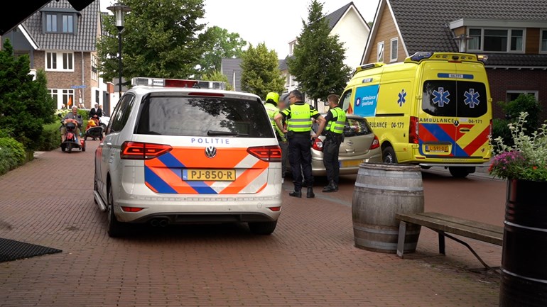 De politie heeft vanmorgen een automobilist aangehouden voor het mishandelen van een fietser op de Dorpsstraat in Diepenveen.