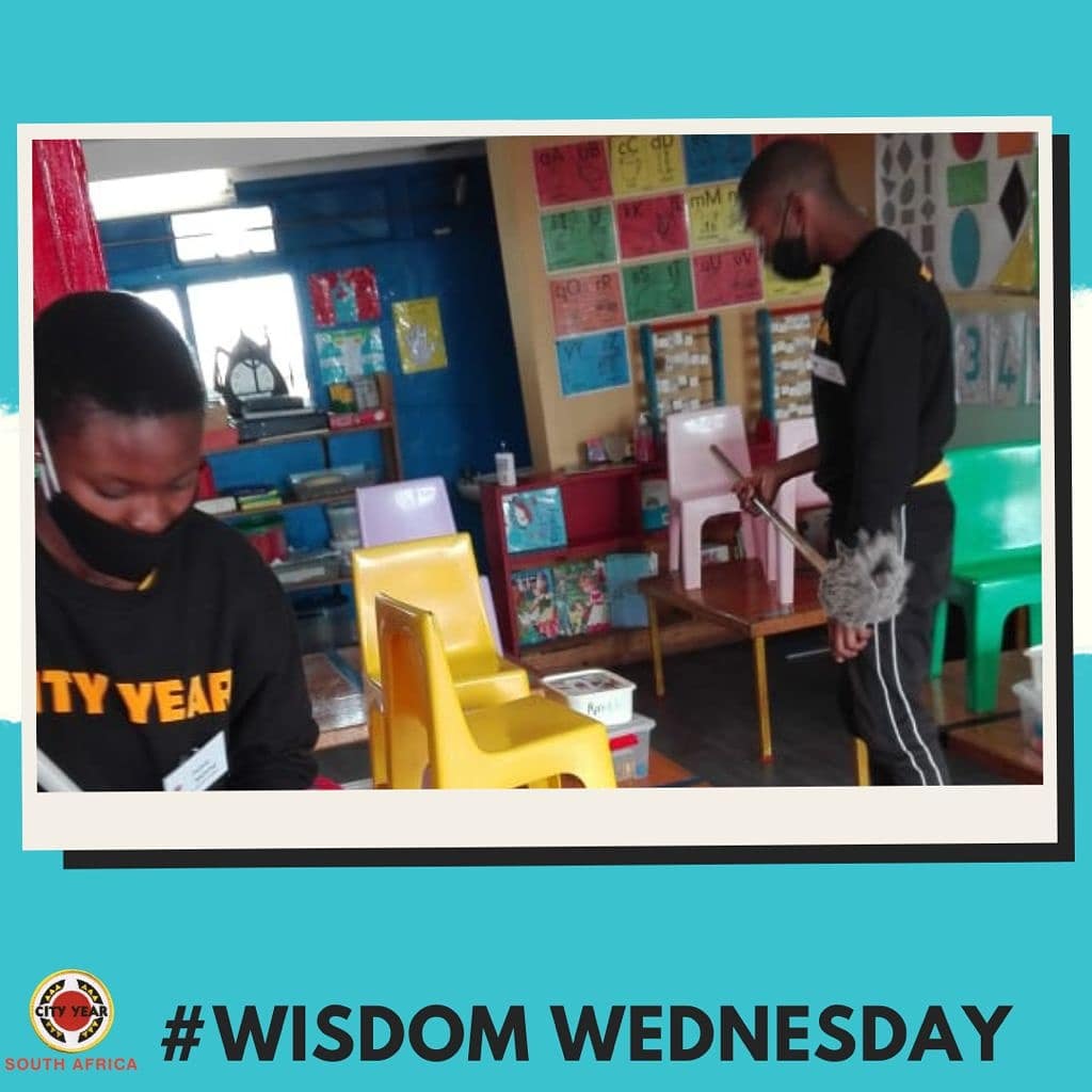 CityYearSoA's tweet photo. This #Wisdomwednesday our service leaders teaching us that even though times are tough and may at some point seem like they're only getting worse we always need to keep our humanity and lend a helping hand when we can. #Makemzansibetter #Youthservice #ServeToWork https://t.co/xtE2AcjJTv