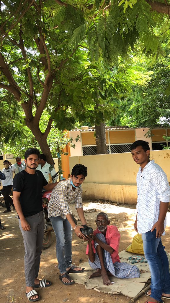 DineshR44768980's tweet photo. ఈరోజు రైల్వేకోడూరు లో బిక్షాటన చేసుకునే వృద్ధులకి #AZAD_STUDENT_WING సహకారంతో ఒక పూట భోజనం అందించడం జరిగింది🙏 https://t.co/XSrLOUZxEe