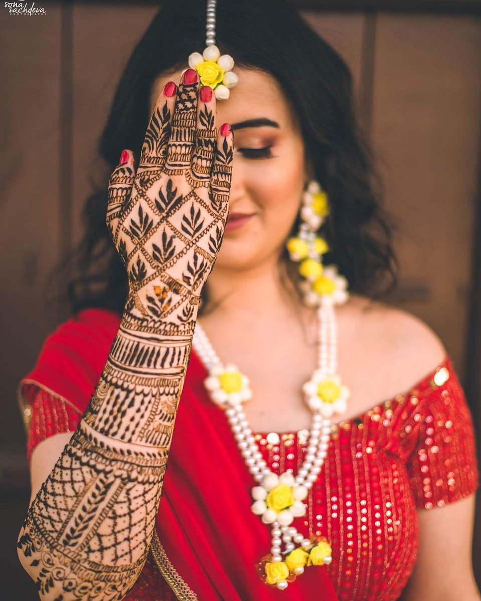 the_fab_app's tweet photo. There are so many reasons to be happy, and one of them is henna leaving a beautiful dark stain.. ❤️
📸 : @TangledMemoria
#indianbride #indianwedding #bridal #bridalmakeup #lehenga #bridallehenga #prewedding #beautifulbride #weddingpose #henna #MehndiHaiRachneWali #girlsquad https://t.co/ioZrQ7vdlc